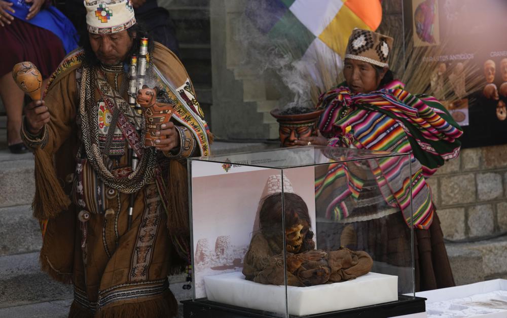 Nombramiento de la momia de una niña Inca ahora llamada Saphi, una palabra quechua que significa Raíz, durante la conmemoración del Día Internacional de los Pueblos Indígenas del Mundo en el Museo Nacional de Arqueología en La Paz