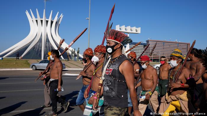 Indígenas marchan frente a la Catedral en Brasilia