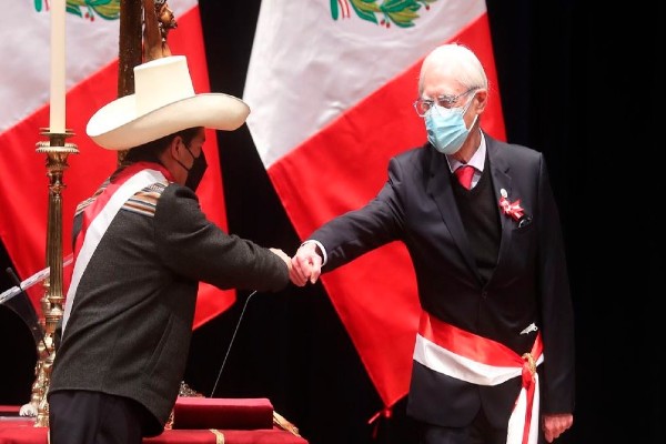 El presidente Pedro Castillo y el nuevo canciller peruano Héctor Béjar.