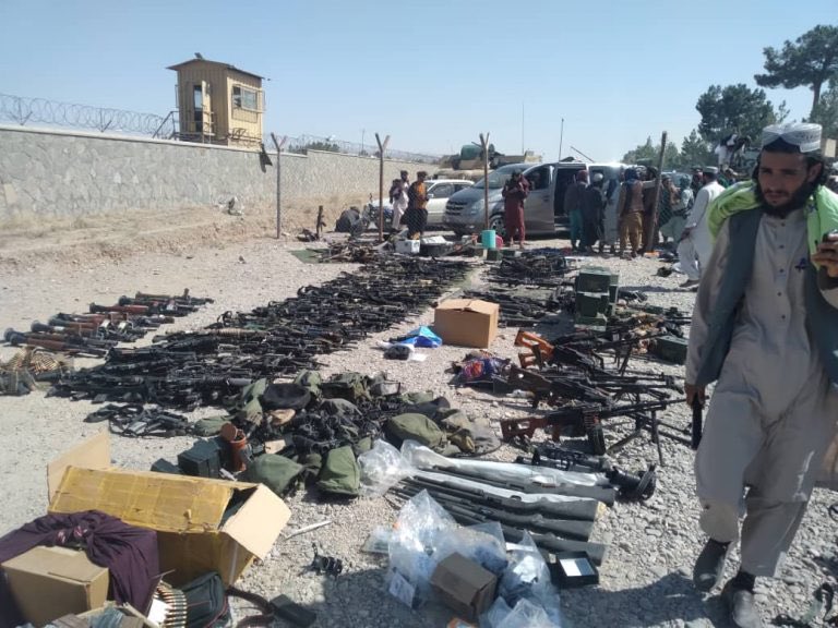 Los talibanes se han apoderado de centenares de armas estadounidenses en el aeropuerto de Herat de Afganistán: Rifles de asalto, ametralladoras y granadas.