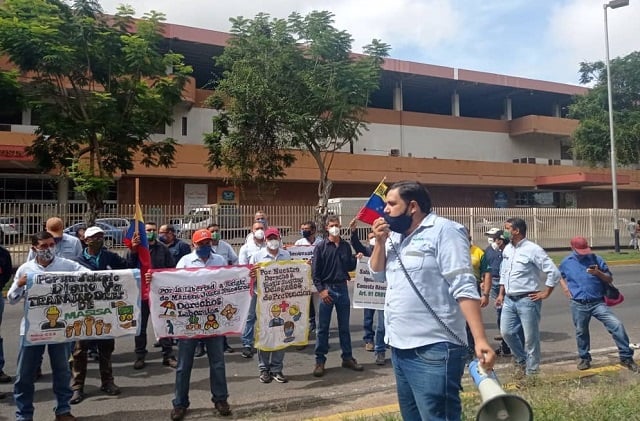 Jean Mendoza, promotor de la elección de Delegados de Prevención, se dirige a los trabajadores madereros movilizados en Guayana
