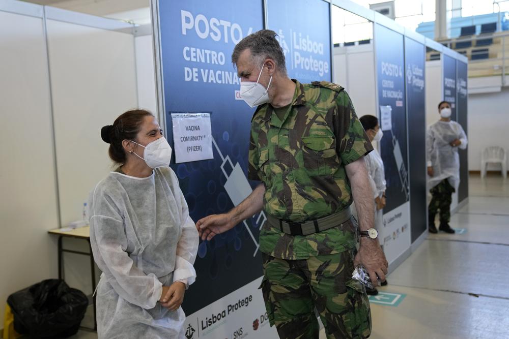 El contraalmirante Henrique Gouveia e Melo bromea con una enfermera militar durante una visita a un centro de vacunación en Lisboa, el martes 21 de septiembre de 2021