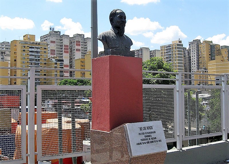 Monumento dedicado a Ho Chí Minh en la Av Bolívar de Caracas, Venezuela. Se le honra junto a otros líderes independentistas y revolucionarios. Casualmente el día de la declaración de la independencia de Vietnam, proclamada por él un 2 de septiembre en 1945 coincide con el día de su muerte, pero en 1969.