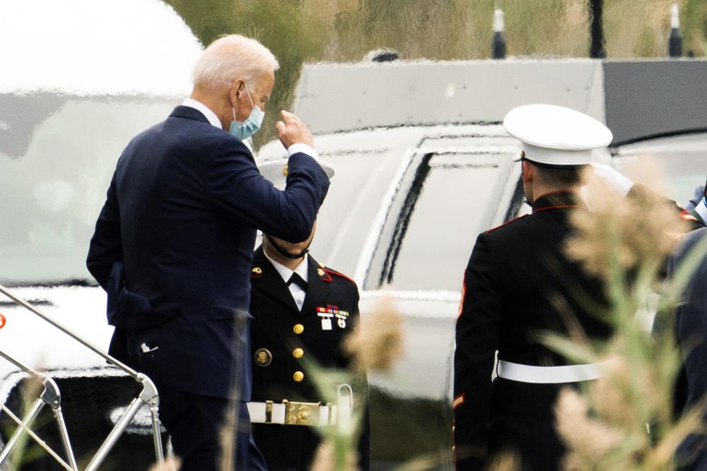 El presidente Joe Biden desciende del helicóptero presidencial Marine One el viernes 17/9/2021 en Rehoboth Beach, Delaware