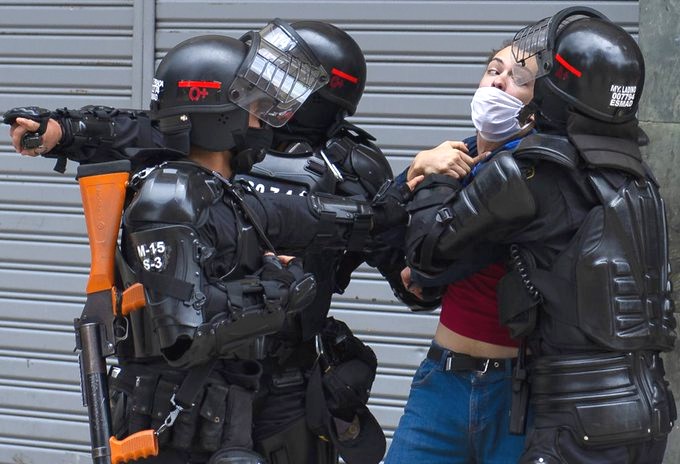 La violencia policial en varias zonas de Colombia cerró la jornada nacional de movilización convocada por el Comité Nacional de Paro.
