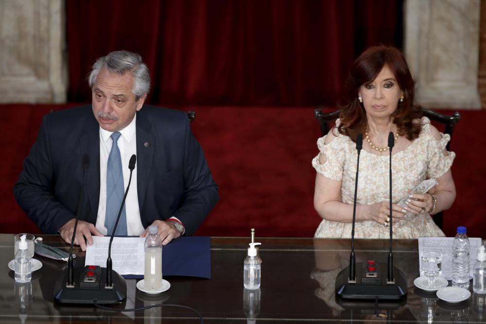 El presidente de Argentina, Alberto Fernández, a la izquierda, pronuncia su discurso anual de apertura de sesiones, junto a la vicepresidenta Cristina Fernández de Kirchner, en Buenos Aires