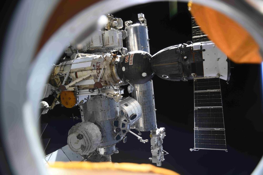 Fotografía tomada por el astronauta ruso Oleg Novirsky y proporcionada por el servicio de prensa de la agencia espacial Roscosmos, se muestra la Estación Espacial Internacional desde el módulo Nauka, el miércoles 11/8/ 2021