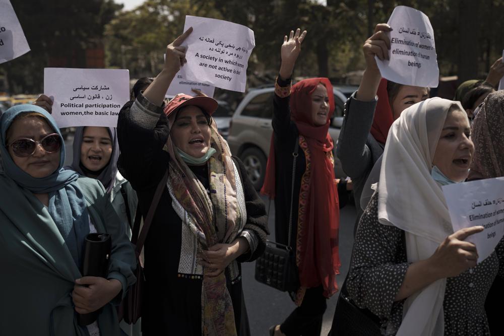 Mujeres marchan para reclamar sus derechos bajo el gobierno talibán, en una protesta cerca del antiguo Ministerio de Asuntos de Mujeres en Kabul, Afganistán, el domingo 19/9/2021