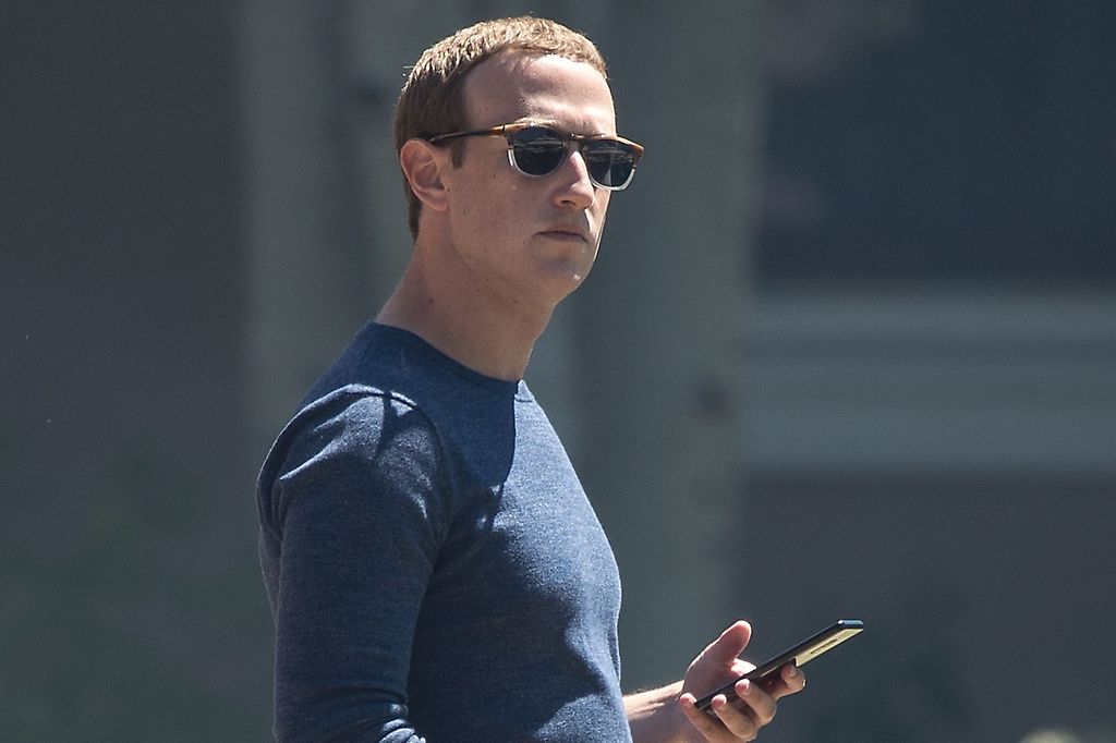 El fundador y presidente de Facebook, Mark Zuckerberg luce las gafas inteligentes Ray-Ban
