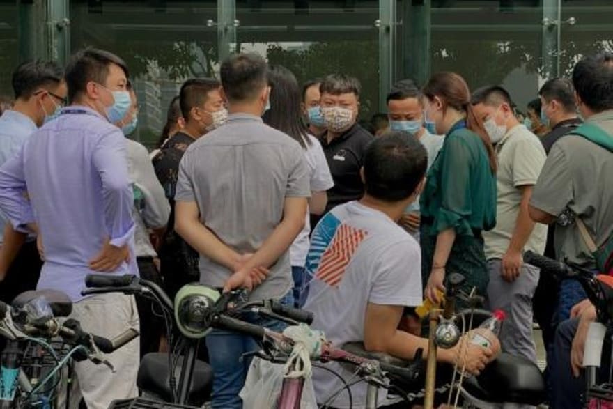 Manifestantes protestan por tercer día consecutivo frente a la sede en Shenzhen (China) del gigante inmobiliario Evergrande, al borde del colapso