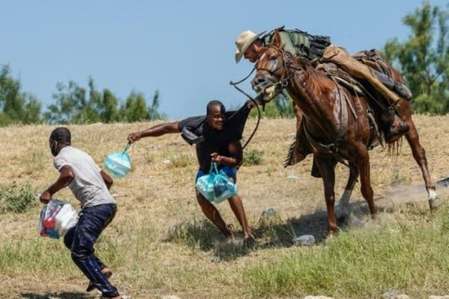 Un agente fronterizo a caballo de EEUU hace retroceder a haitianos cerca del Del Rio Texas