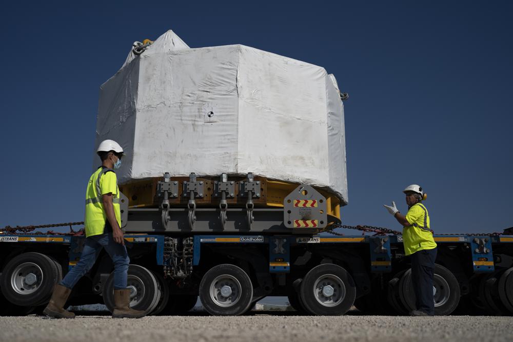 Trabajadores sujetan un imán de solenoide central para el proyecto ITER al partir de Berre-l Etang, sur de Francia, 6/9/2021