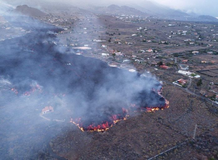 La lava arrasa con cultivos y casas en zonas de La Palma (Islas Canarias)