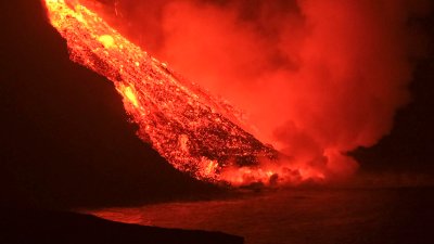 Instante en que la lava del volcán de La Palma en las Islas Canarias, llega al Océano Atlántico