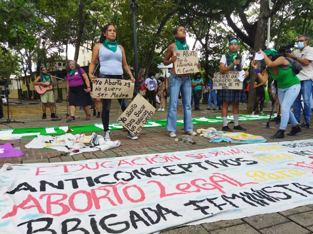 La Brigada Feminista Latinoamericana presente con sus consignas a favor del aborto en Venezuela.