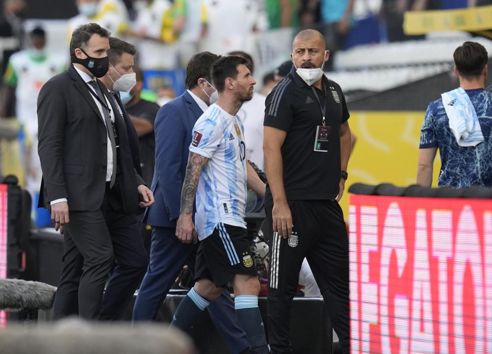 El delantero argentino Lionel Messi se retira de la cancha tras la interrupción del partido Brasil por las eliminatorias del Mundial fue interrumpido, el domingo 5 de septiembre de 2021.