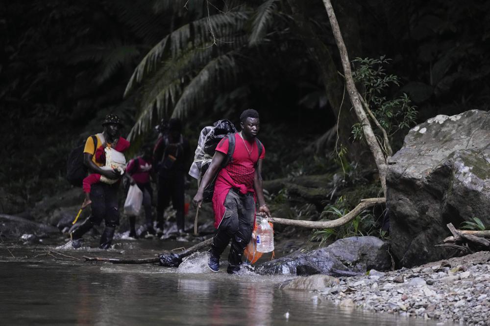 migrantes cruzan el río Acandi en su camino hacia el norte, en Acandi, Colombia, el miércoles 15/9/2021