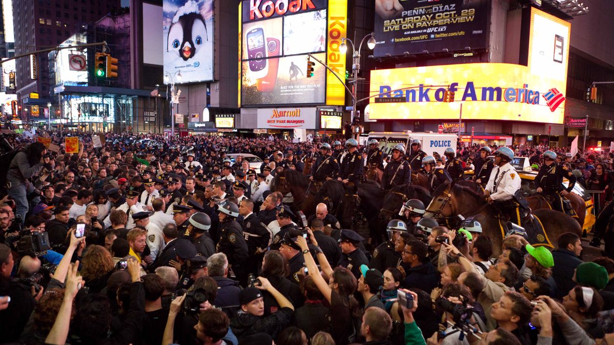 Miles de manifestantes de Occupy Wall Street en Times Square, en octubre de 2011.