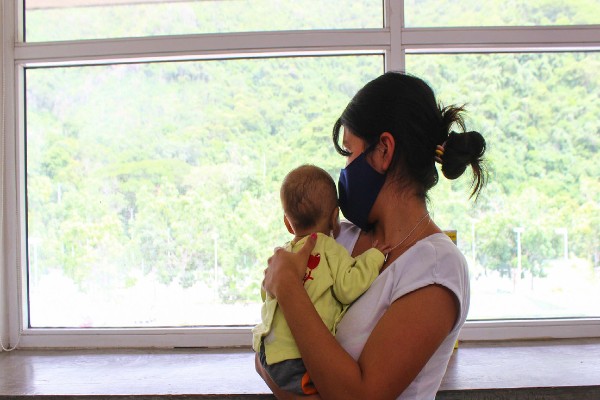 Paciente y madre en el Hospital Cardiológico Infantil Latinoamericano Gilberto Rodríguez Ochoa, en Caracas.