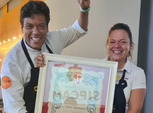 El chef venezolano Gabriel Camacho, junto a su esposa Roselba Ramírez, muestra el premio internacional a la mejor paella, ganado en España