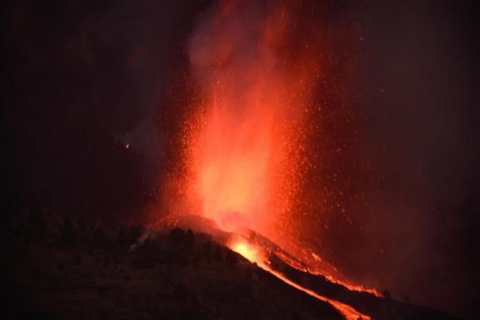 Imagen nocturna de la erupción volcánica en La Palma (Islas Canarias)