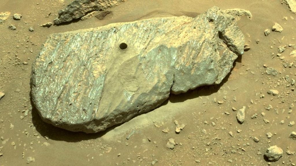 Un agujero en la roca en Marte que el Perseverance Rover perforó para recolectar la muestra