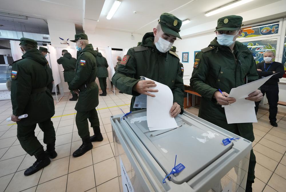 Soldados rusos depositan sus boletas en la elecciones a la Duma, cámara baja del parlamento de Rusia