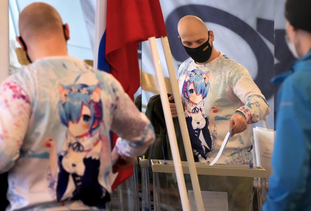 Ciudadano ruso deposita su voto en San Petersburgo el 19/9/2021