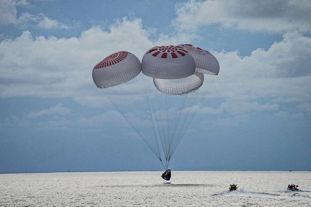 Imagen facilitada por SpaceX, donde cápsula con cuatro personas desciende en paracaídas sobre el océano Atlántico frente a la costa de Florida, el sábado 18/9/2021.