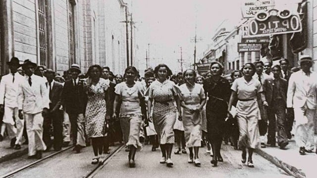 Imagen de mujeres marchando en calles venezolanas por el ejercicio del derecho al voto y a ser elegidas para cargos públicos (1946)