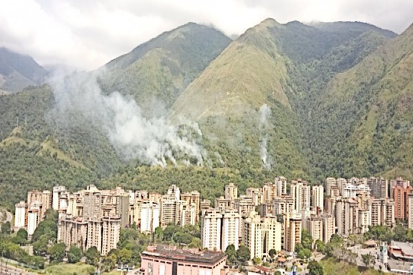 Frente a la urbanización Terrazas del Ávila las líneas de alta tensión comenzaron a emitir explosiones.