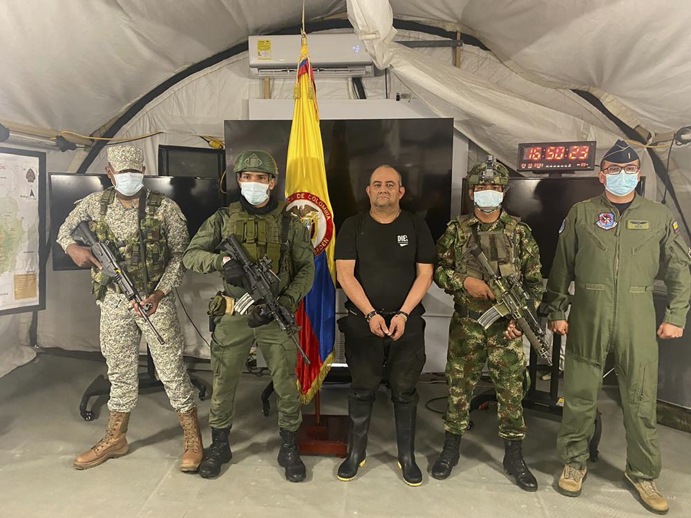Uno de los narcotraficantes más buscados del país, Dairo Antonio Úsuga, alias "Otoniel", líder del cartel del Clan del Golfo, es presentado tras su captura a los medios de comunicación en una base militar en Necoclí, Colombia