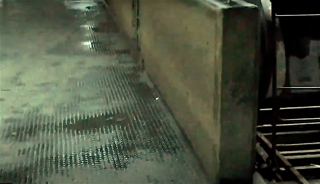 Botes de agua en los andenes del Metro