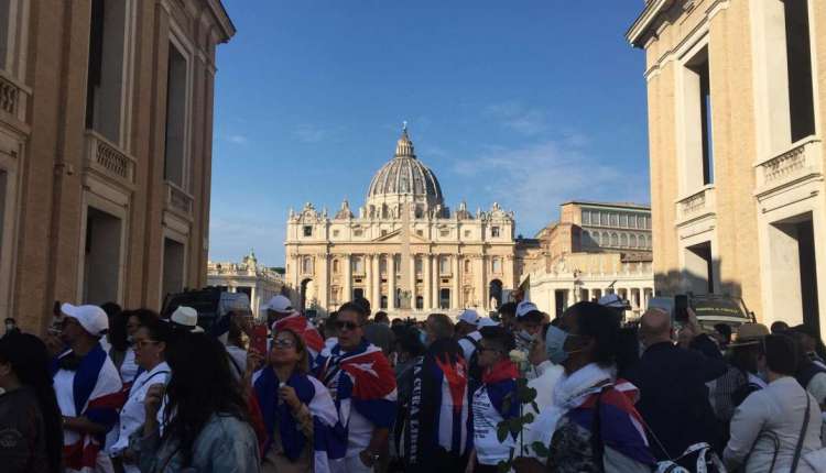 Solo 50 cubanos pudieron ingresar al Vaticano y el resto esperó en las puertas hasta que el papa Francisco terminó el Angelus