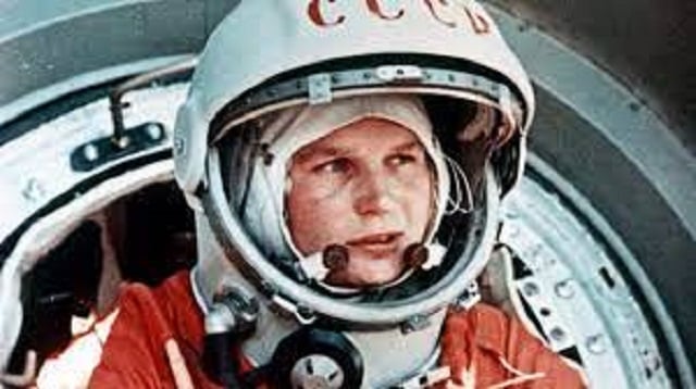 4/10 al 10 de octubre, Semana Mundial del Espacio. Dedicada en esta ocasión a resaltar la participación de la mujer en la ciencia, tecnología y exploración espacial.  En la imagen: La primera mujer en el espacio exterior, la soviética Valentina Tereshkova, que orbitó la tierra en 1963.