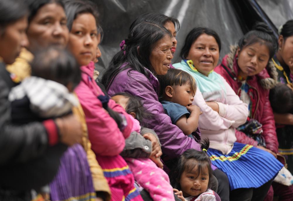 Mujeres y niños indígenas se reúnen dentro del Parque Nacional de Bogotá, donde cientos han estado acampando alrededor de una semana, en Colombia