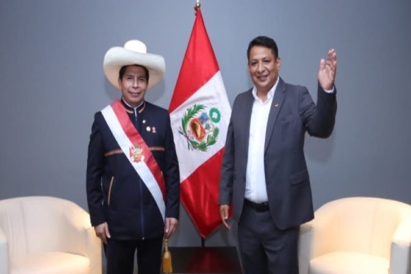 Presidente Pedro Castillo y el Embajador de Perú en Venezuela Richard Rojas García.