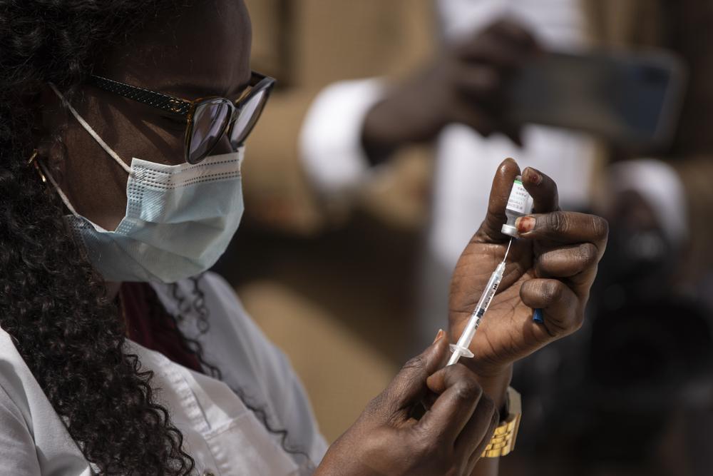 Trabajador sanitario prepara una dosis de la vacuna china Sinopharm al comenzar una campaña de vacunación contra el COVID-19 en Dakar, Senegal