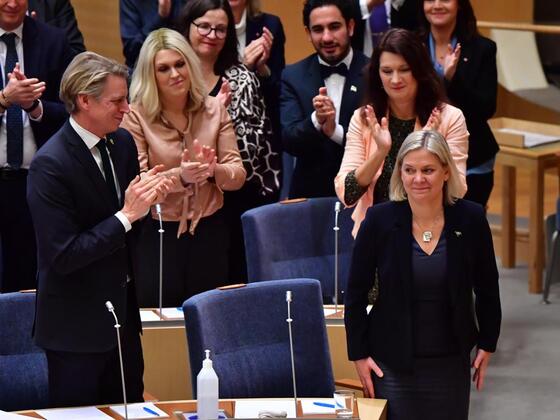 Magdalena Andersson, a la derecha, recibe un aplauso tras ser nombrada nueva primera ministra de Suecia
