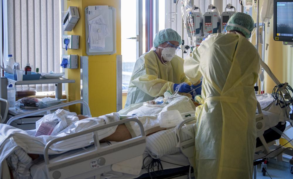 Enfermeras de la unidad de cuidados intensivos tratan a paciente grave de COVID-19 en la UCI del hospital universitario en Halle/Saale, Alemania