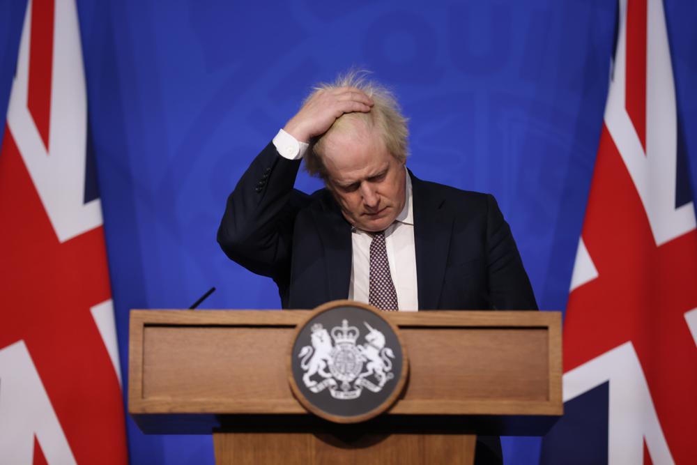 El primer ministro británico, Boris Johnson, se toca el cabello durante una conferencia de prensa en Londres