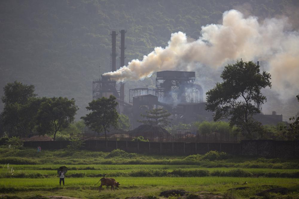 Humo de una planta siderúrgica a carbón en India, el 26/9/2021