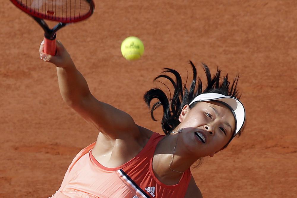 La china Peng Shuai devuelve a la francesa Caroline Garcia durante su partido por la segunda ronda del Abierto Francés, en el estadio Roland Garros, París