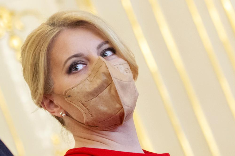 La presidenta eslovaca Zuzana Caputova, usando una mascarilla para protegerse del coronavirus durante un acto en el palacio presidencial en Bratislava