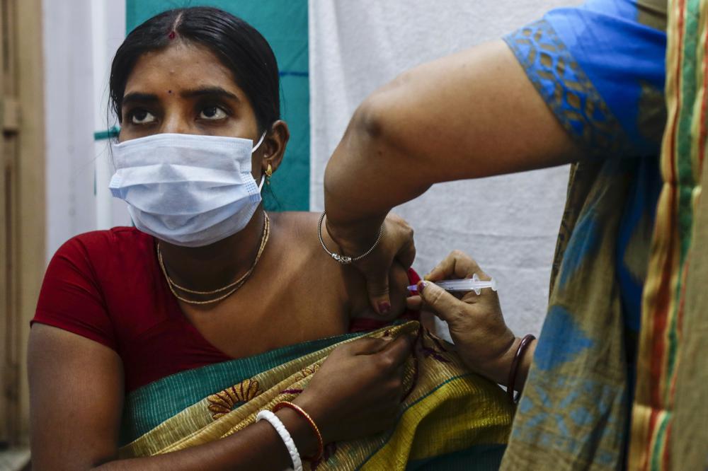 Trabajadora de salud administra una dosis de la vacuna contra el COVID-19, Covaxin, en un centro de salud en Garia, India, el jueves 21/10/2021