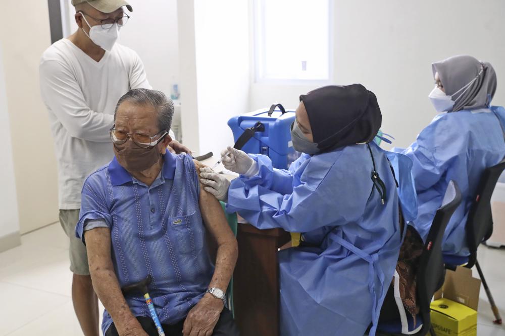 Un hombre recibe una dosis de la vacuna contra el COVID-19, en las afueras de Yakarta, Indonesia