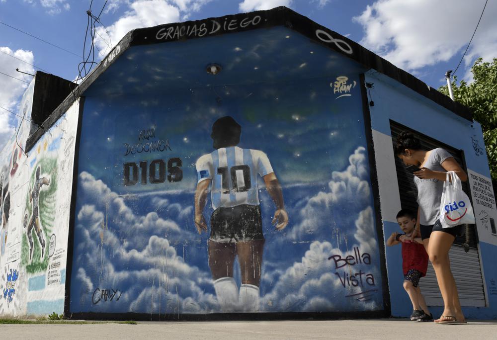 Mural que muestra a Diego Mardona de espaldas en el barrio Lomas de Marilo, en Buenos Aires