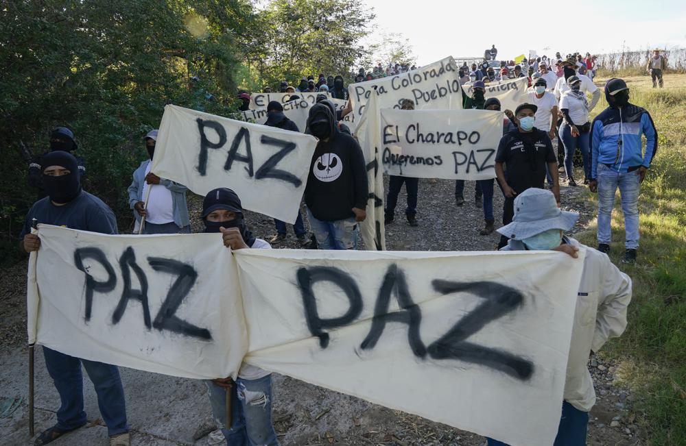 Residentes de Aguililla y otras comunidades cercanas, hartos de la estrategia del Ejército de simplemente separar a los cárteles de los Viagras y el de Jalisco, marchan contra bloqueos de carreteras en Loma Blanca, México