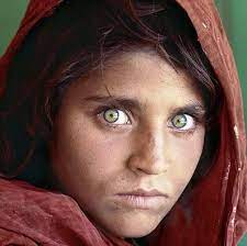 La niña Sharbat Gula y sus impactantes y profundos ojos verdes que se convirtieron en un símbolo de las guerras en Afganistán