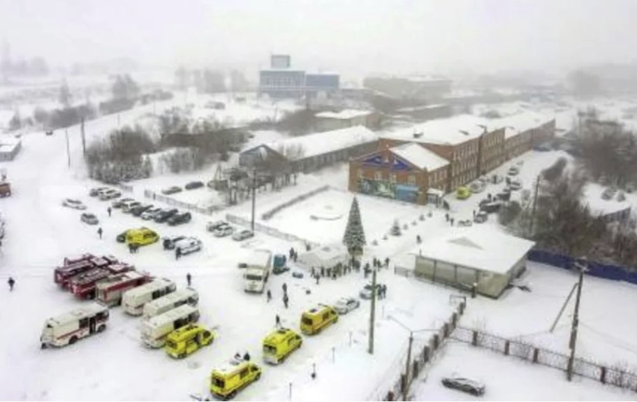 Vehículos de rescate en la mina de Listvyazhnaya, en la región de Kemerovo, Siberia